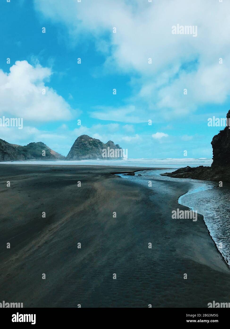 Schwarzer Sandstrand, Waitakere Ranges Regional Park, Nordinsel, Neuseeland Stockfoto