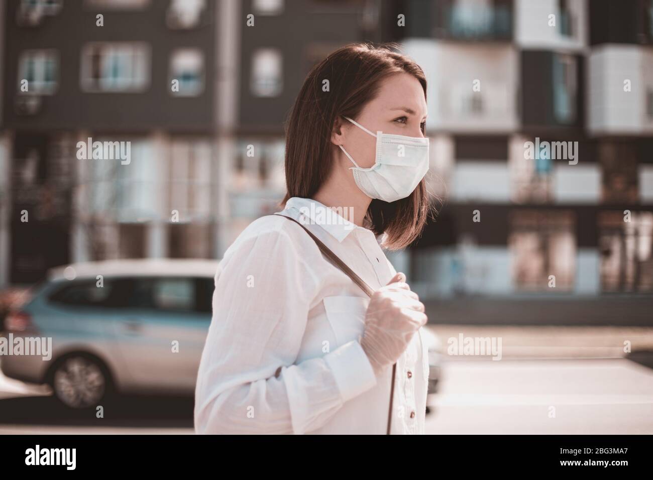 Junge Frau, die in der Stadt mit Gesichtsmaske Schutz für Virus Coronavirus covid 19 Stockfoto