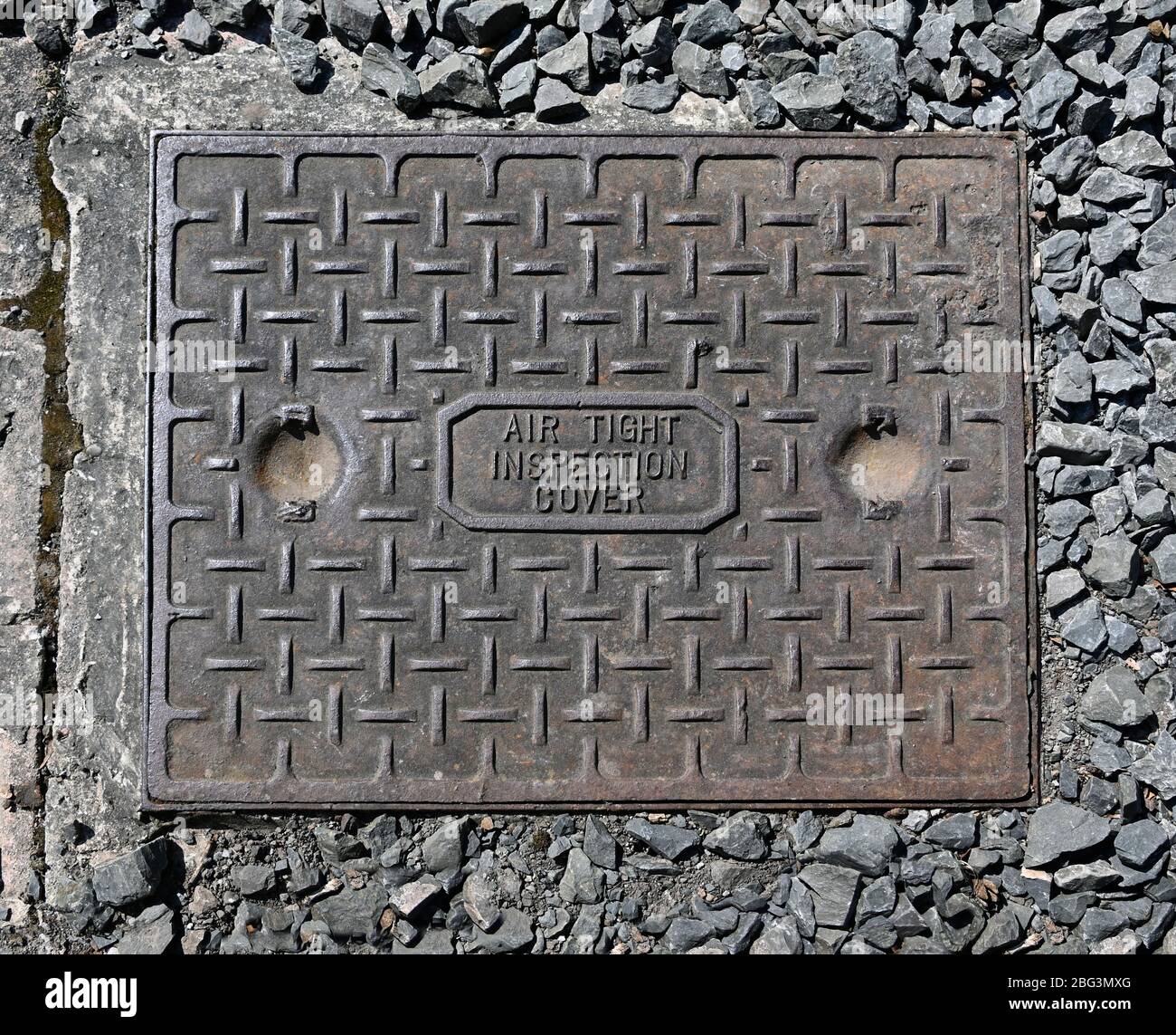 Luftdichte Inspektionsabdeckung aus Gusseisen. Greenside, Kendal, Cumbria, England, Vereinigtes Königreich, Europa. Stockfoto