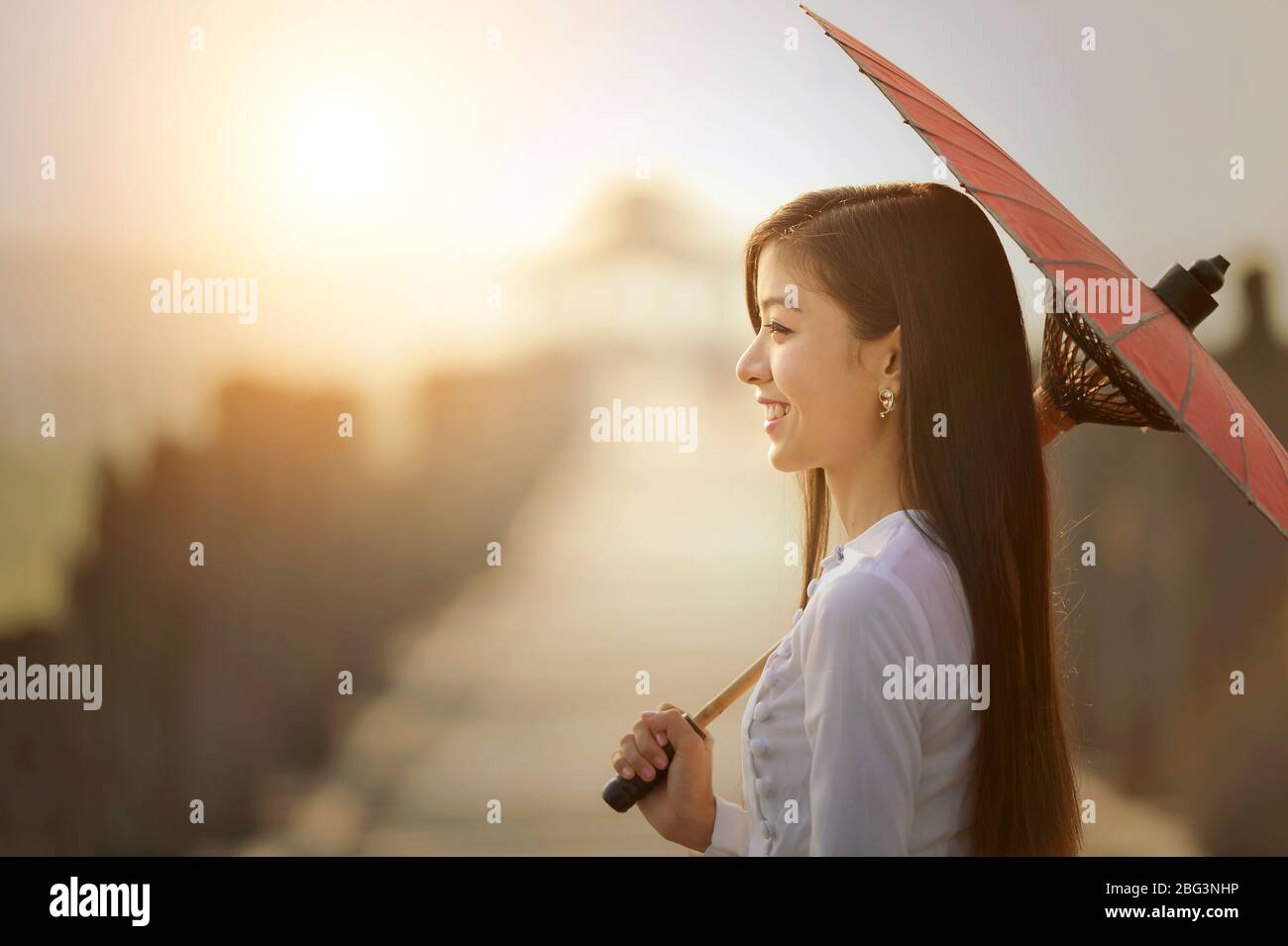 Porträt einer schönen Frau auf der Ubien-Brücke mit einem Sonnenschirm, Mandalay, Myanmar Stockfoto