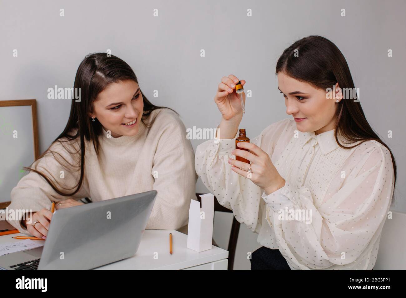 Zwei Frauen arbeiten mit ätherischen Ölen Stockfoto