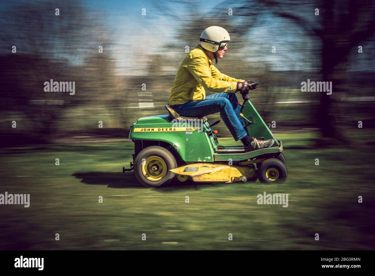 Klassisches John Deere Rasenmäher Racing Stockfoto