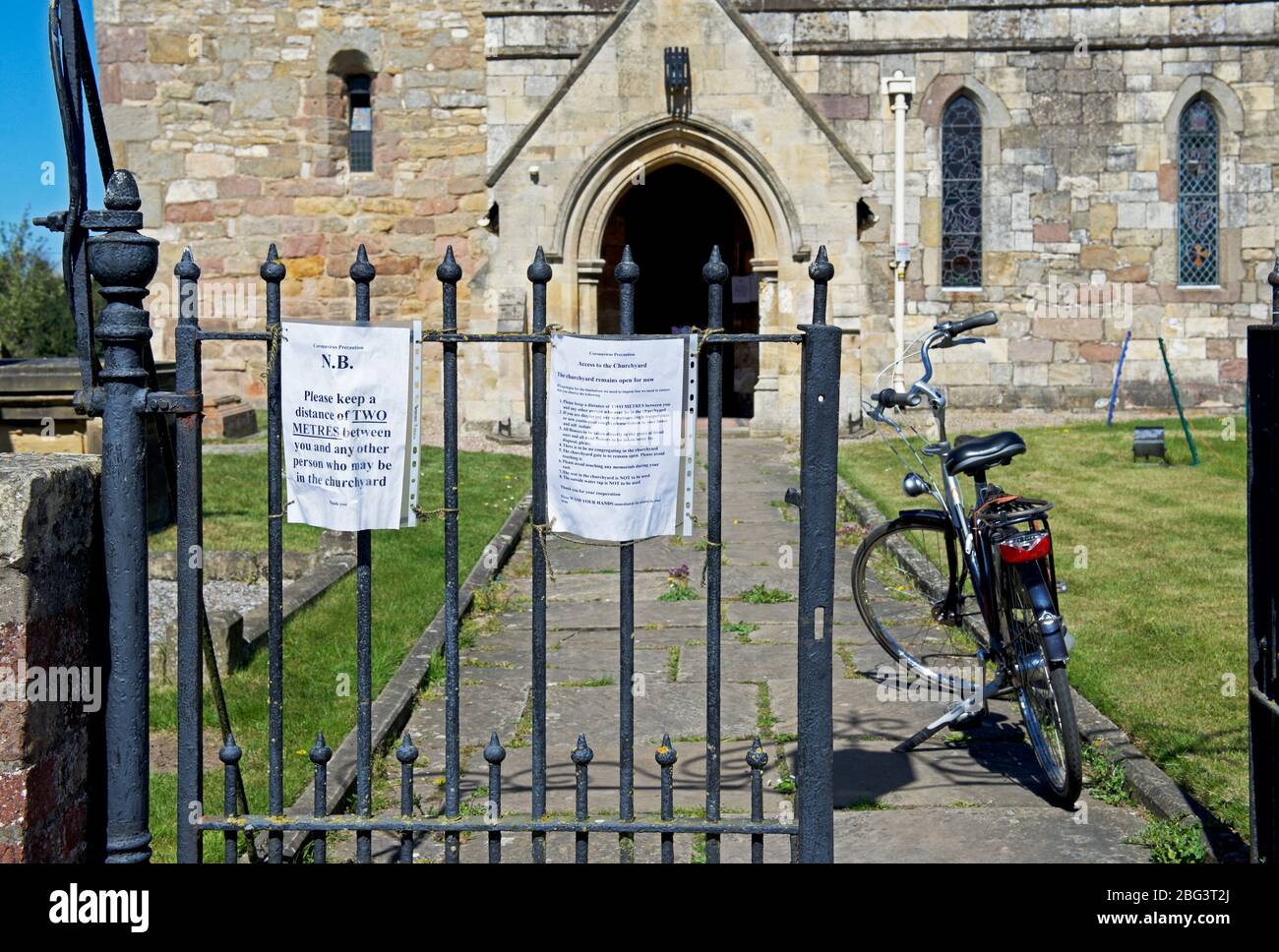 Schilder über Coronavirus am Tor, St. Helen's Church im Dorf Skipwith, East Yorkshire, England Stockfoto