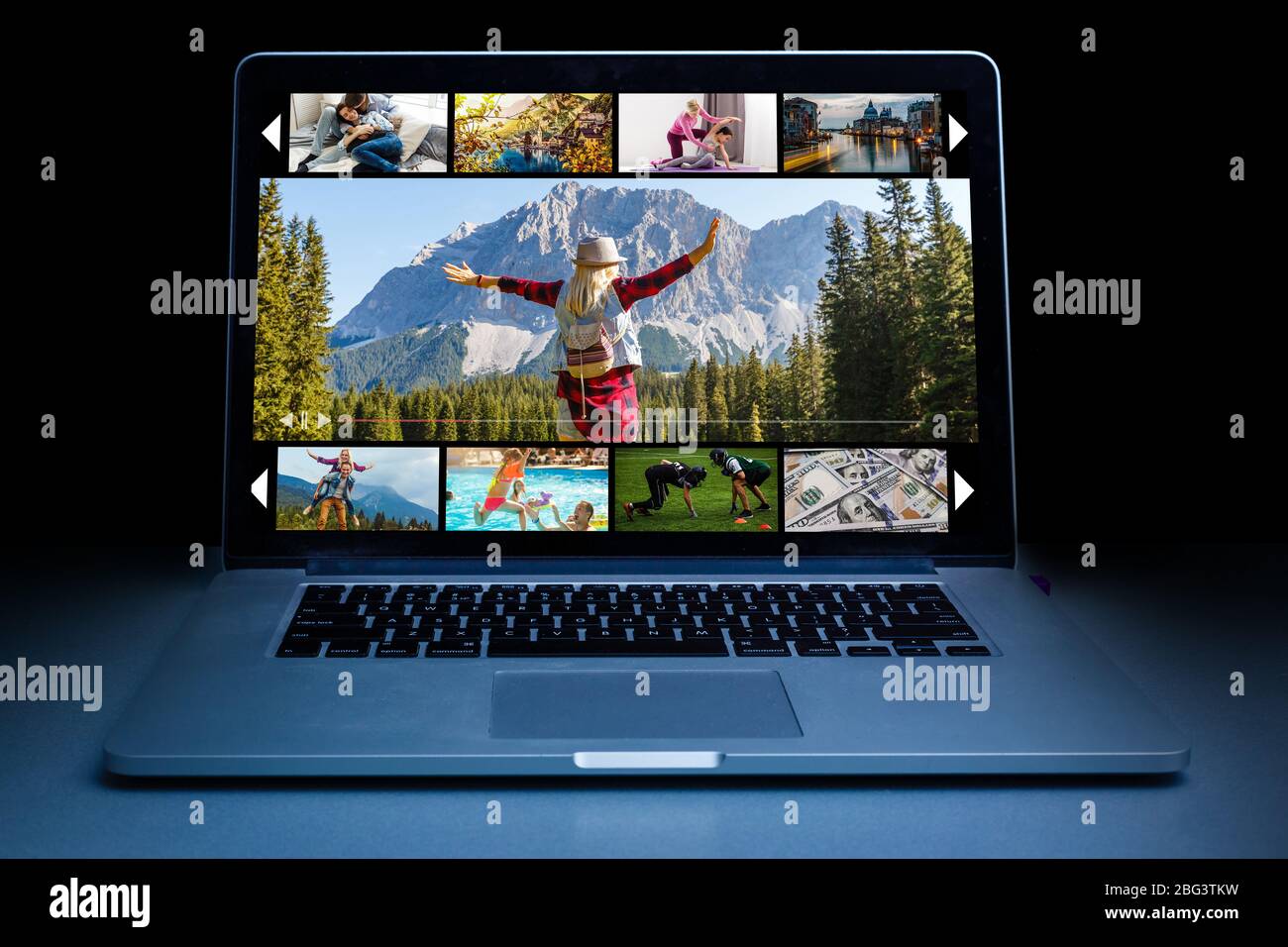 Streaming-Konzept. Close-up Draufsicht eines Mannes ansehen von Videos auf Laptop. alle Bildschirm-Grafiken bestehen. Stockfoto