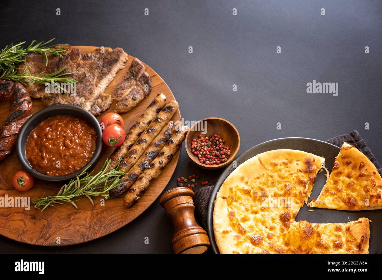 Gegrilltes Steak und Wurst mit Fladenbrot Stockfoto