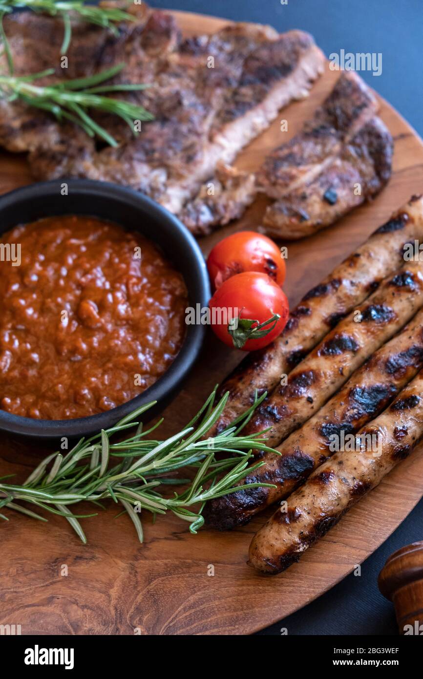 Gegrilltes Steak und Wurst mit Tomatensauce Stockfoto
