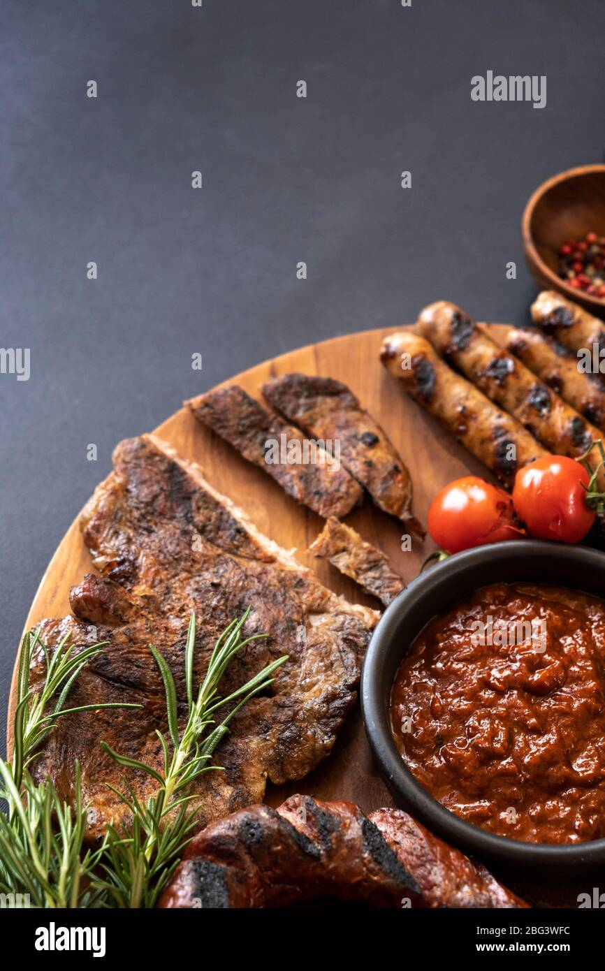 Gegrilltes Steak und Wurst mit Tomatensauce Stockfoto