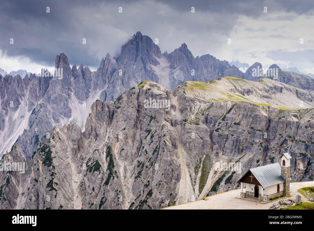 Atemberaubende Sommer-Landschaft Blick auf die ikonische Kapelle Cappella degli Alpini in den Dolomiten, Südtirol Alpen, Italien, Europa Stockfoto