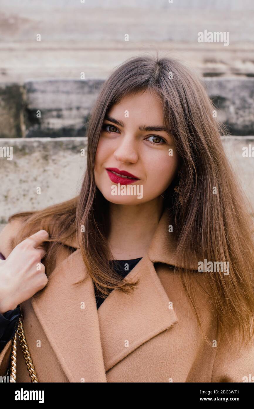 Porträt von stilvollen Frau an einer Wand warten, Rom, Latium, Italien Stockfoto