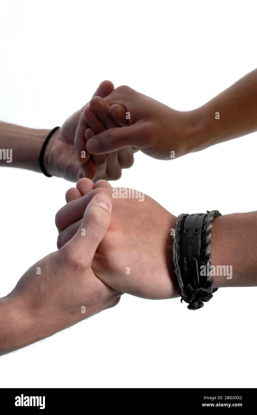 Ein junger Mann, der an Depressionen leidet, hat seine Hände zur Unterstützung eines Freundes gehalten Stockfoto