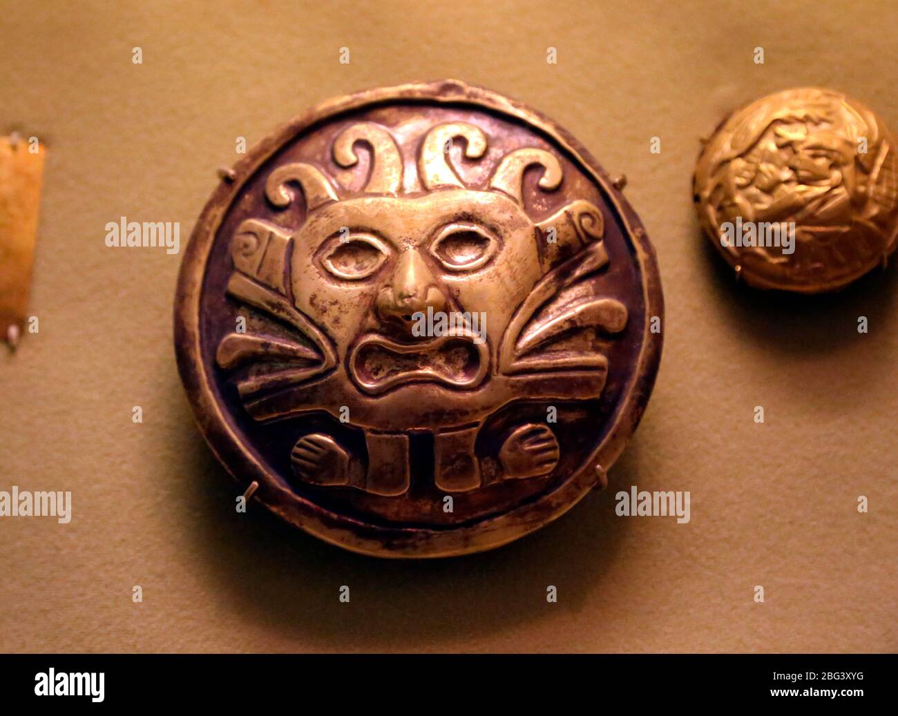 Präkolumbianische Ära. Ornament. Hohle goldene Scheibe gehämmert Design. Moche Style, Early Intermediate (200AD-600AD). Peru. Stockfoto