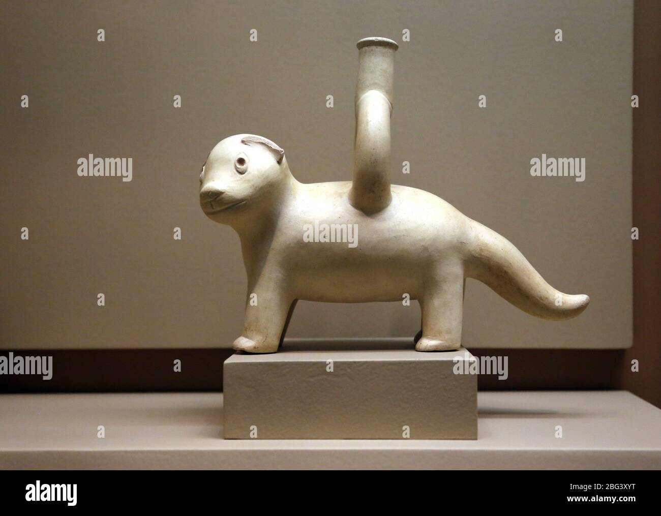 Präkolumbianische Ära. Keramik in Form einer Katze geformt. Weißer Ton. Moche-Style. Early Intermediate (200A-600AD). Peru. Stockfoto