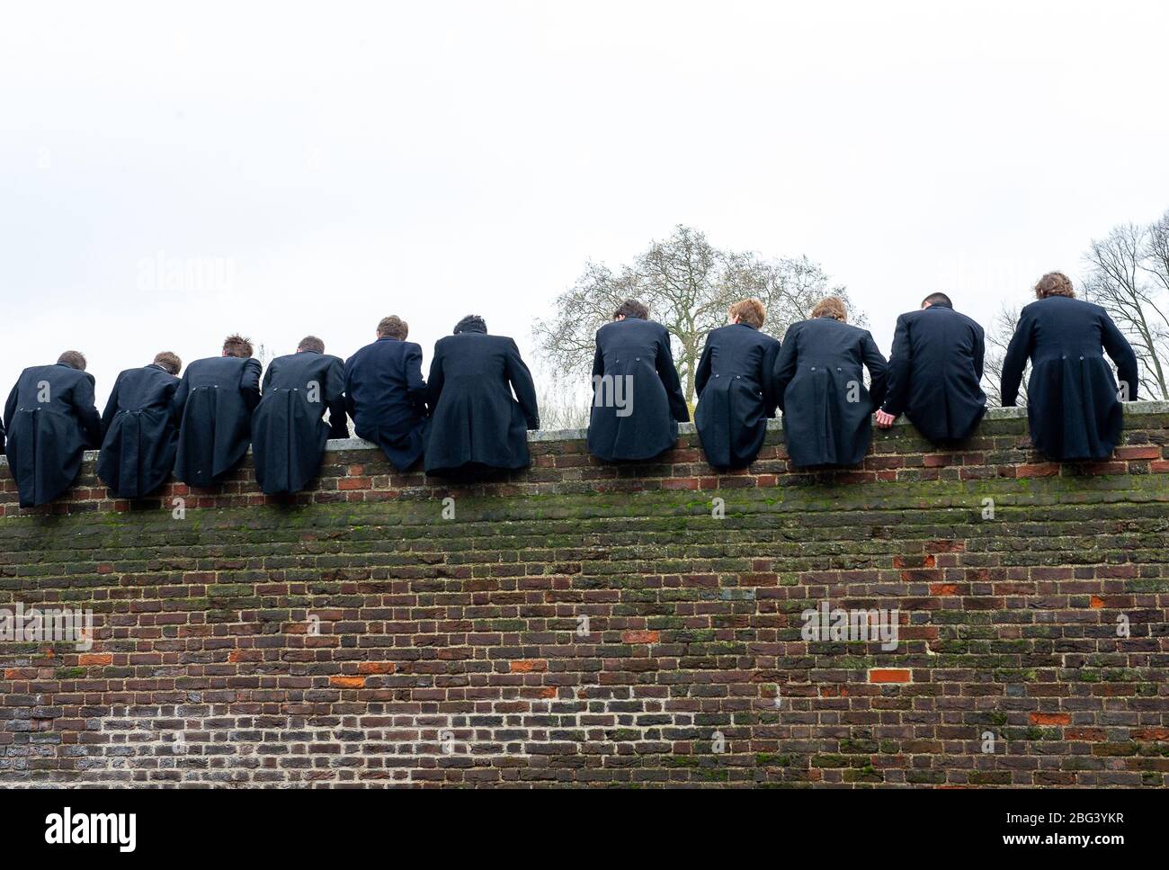 Eton schuluniform Fotos und Bildmaterial in hoher Auflösung Seite 2