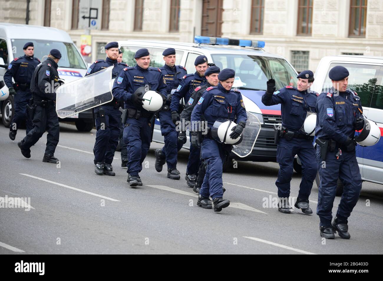 Wien, Österreich. Archivbild vom 13. April 2019. Österreichische Polizeieinheiten bei einer Demonstration der Identitären Bewegung Österreich. Stockfoto