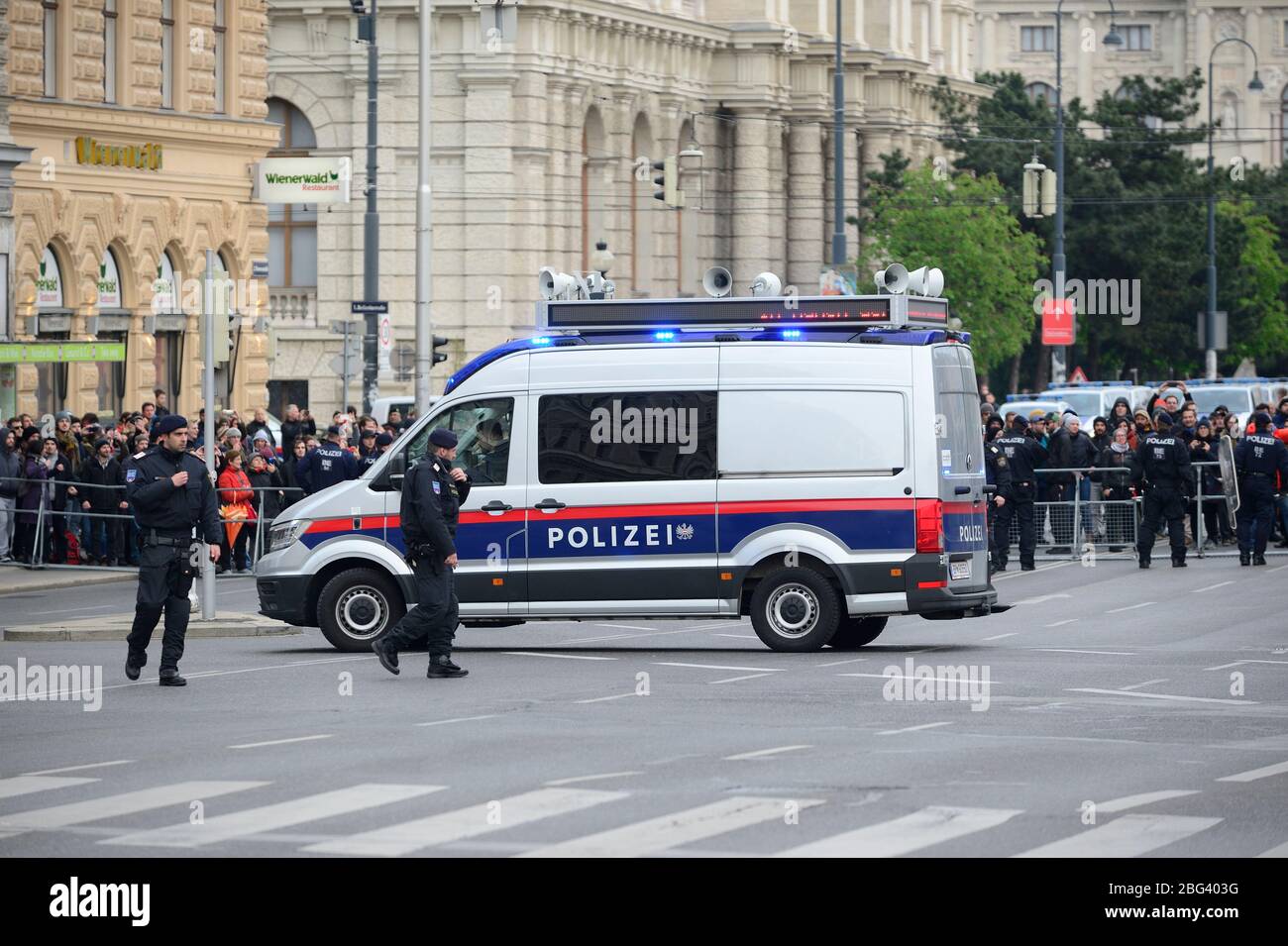 Wien, Österreich. Archivbild vom 13. April 2019. Österreichische Polizeieinheiten bei einer Demonstration der Identitären Bewegung Österreich. Stockfoto