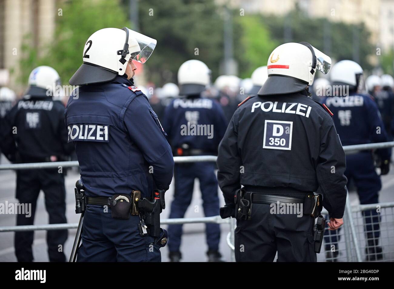 Wien, Österreich. Archivbild vom 13. April 2019. Österreichische Polizeieinheiten bei einer Demonstration der Identitären Bewegung Österreich. Stockfoto