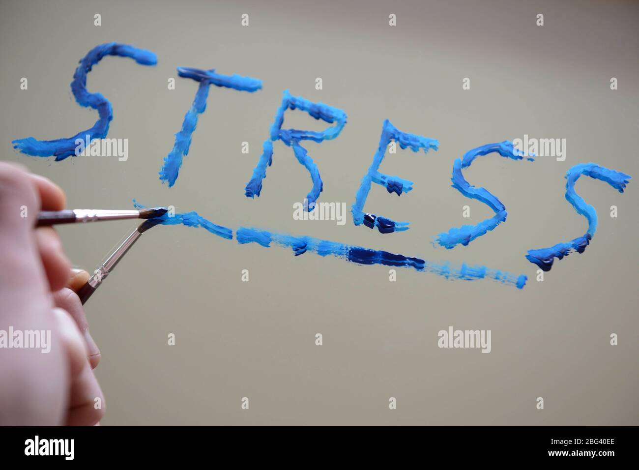 Stress geschrieben auf Spiegel mit Farbe Stockfoto
