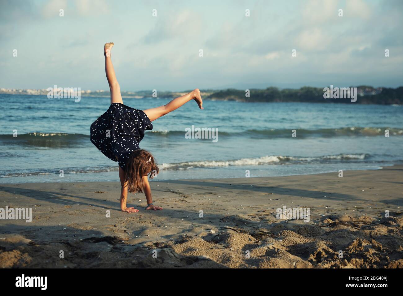 Mädchen Handstand Am Strand Fotos Und Bildmaterial In Hoher Auflösung Alamy 