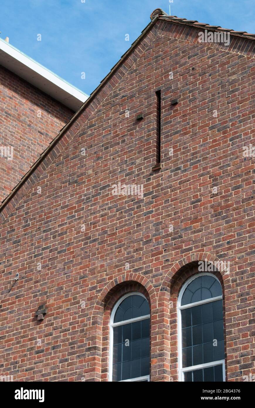 Brick 1960er Church Architecture Katholische Kirche St. Bernadette, 160 Long Lane, Hillingdon, Uxbridge UB10 0EH von T. G. B. Scott Stockfoto