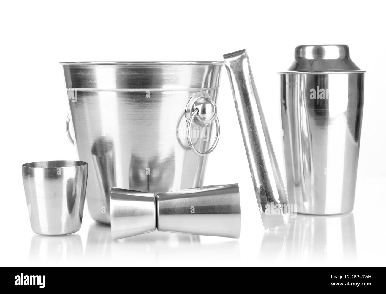 Cocktailshaker und Metalleimer isoliert auf weiß Stockfoto