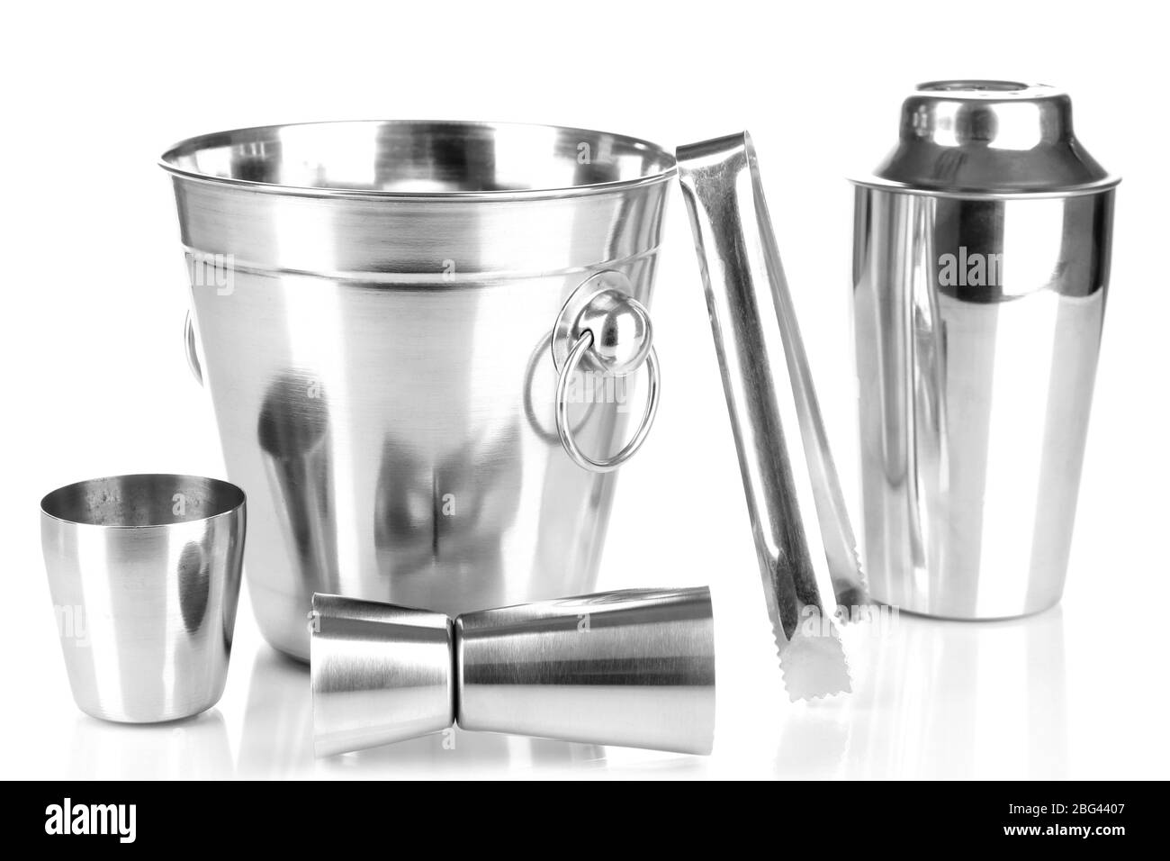 Cocktailshaker und Metalleimer isoliert auf weiß Stockfoto