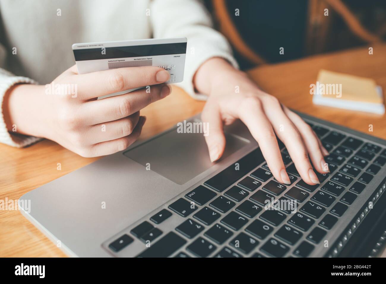Eine junge Frau bezahlt online einen Kauf. Stockfoto