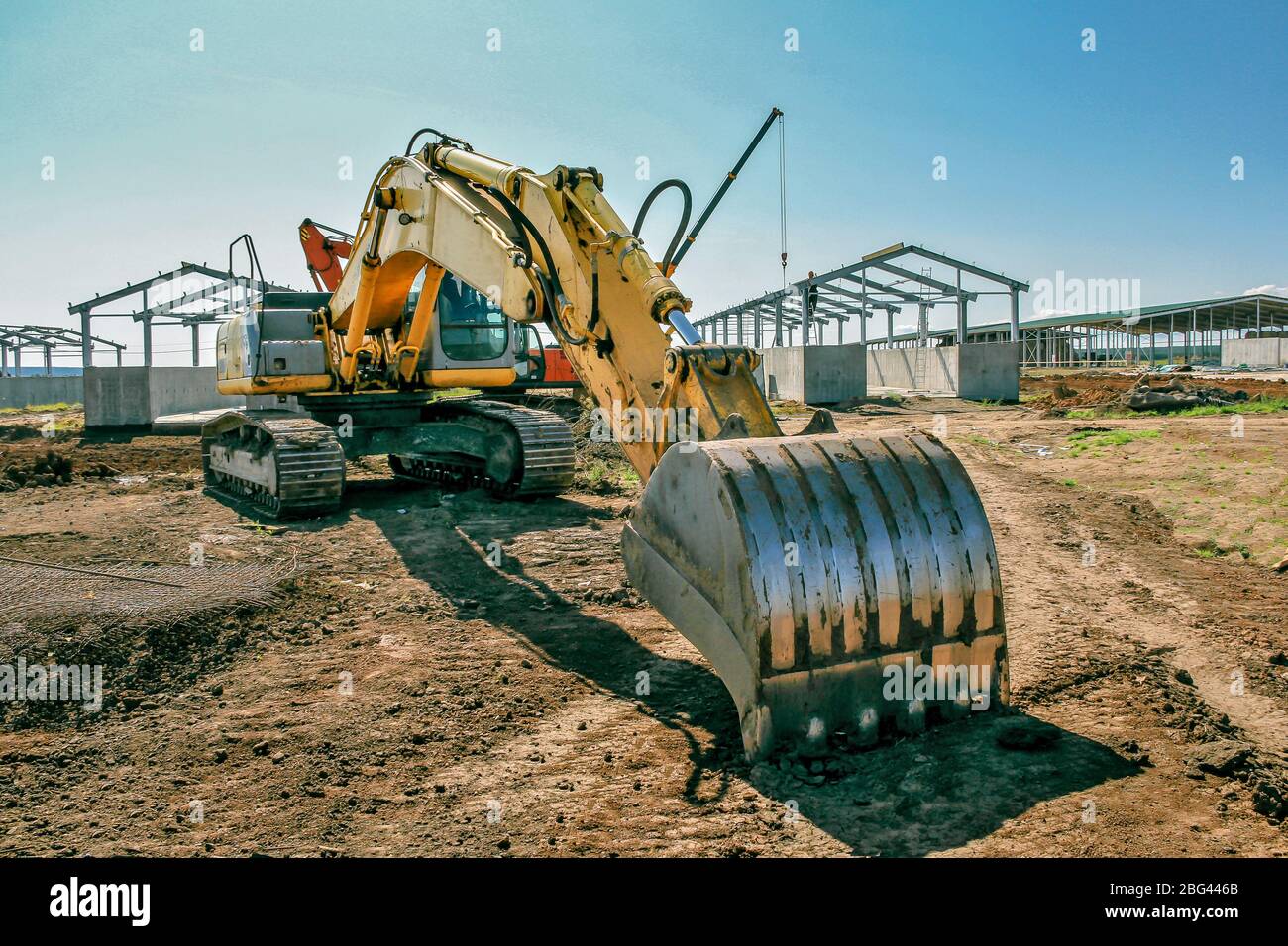 Vorderansicht des Raupenbaggers. Spezielle Ausrüstung für den Bau. Leistungsstarke Einheit Stockfoto