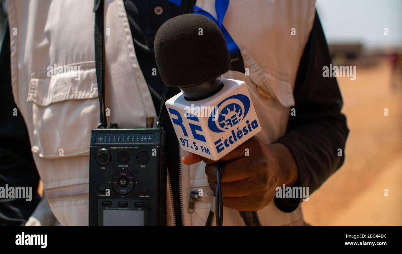 Huambo, Angola -27. August 2019: Nahaufnahme der Ausrüstung eines Journalisten von Radio Ecclésia während eines Interviews. Rádio Ecclesia ist ein angolanischen Radiosender Stockfoto