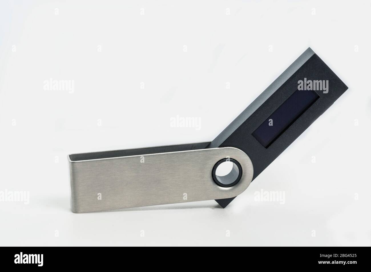 Nahaufnahme einer geöffneten Hardware-Wallet isoliert vor weißem Hintergrund Stockfoto