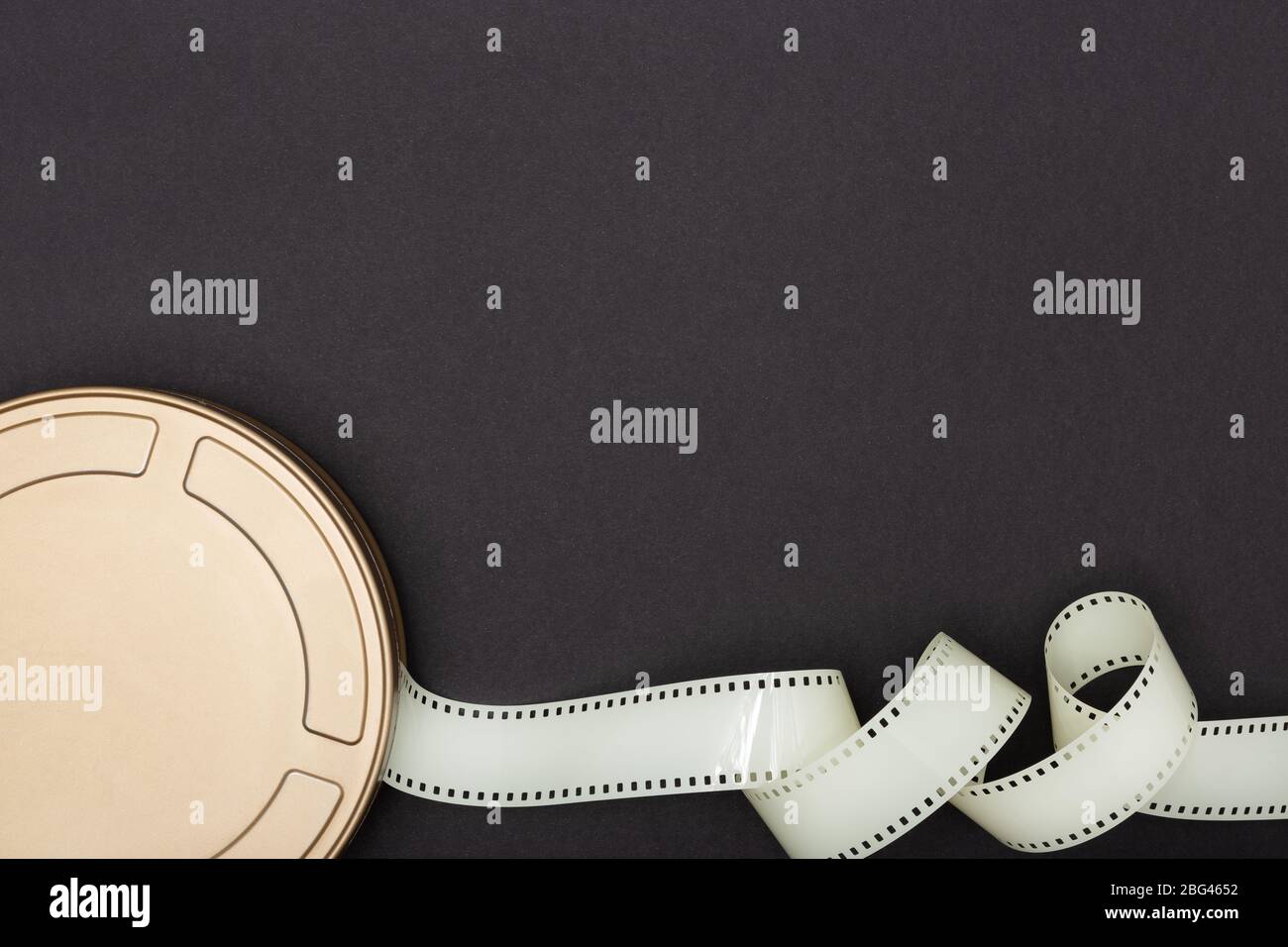 Filmkamera und Filmstreifen auf schwarzem Hintergrund. Film- oder TV-Hintergrund. Ansicht von oben Kopierbereich Stockfoto