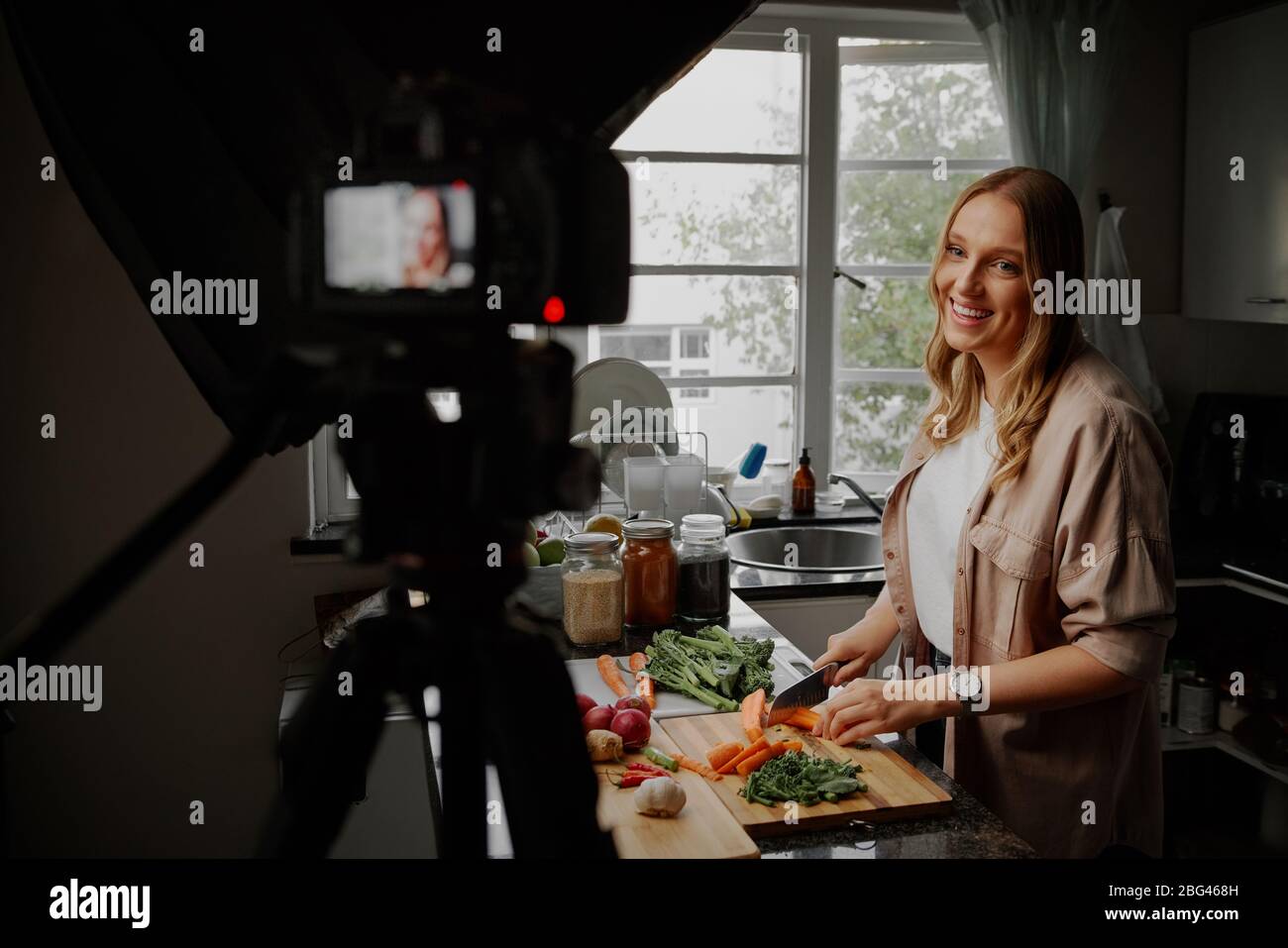 Junge Bloggerin Vlogger und Online-Influencer, die Videoinhalte über gesunde Ernährung aufzeichnet Stockfoto