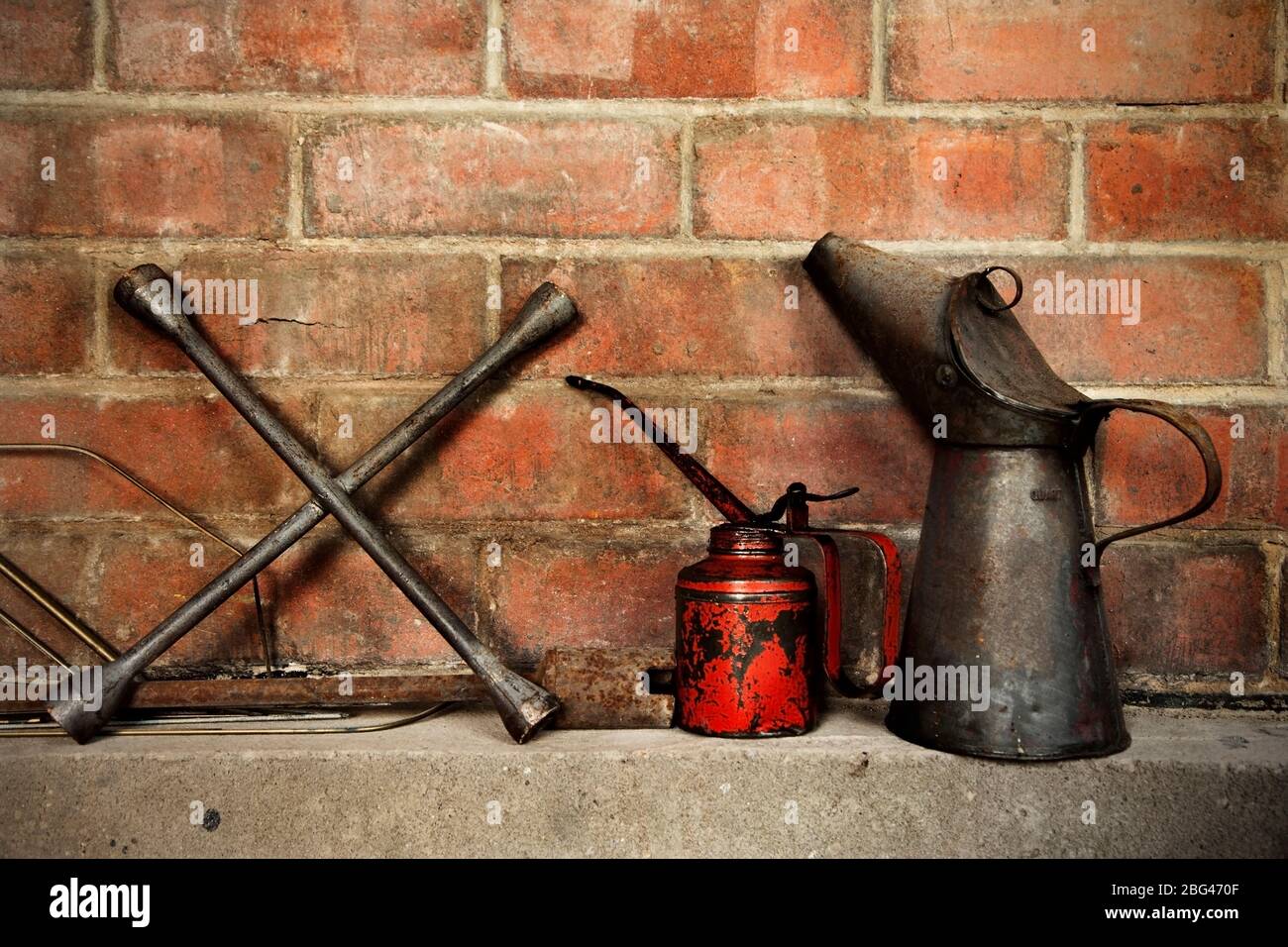 Oldtimer Öldosen und Radhalter in der Garage. Stockfoto