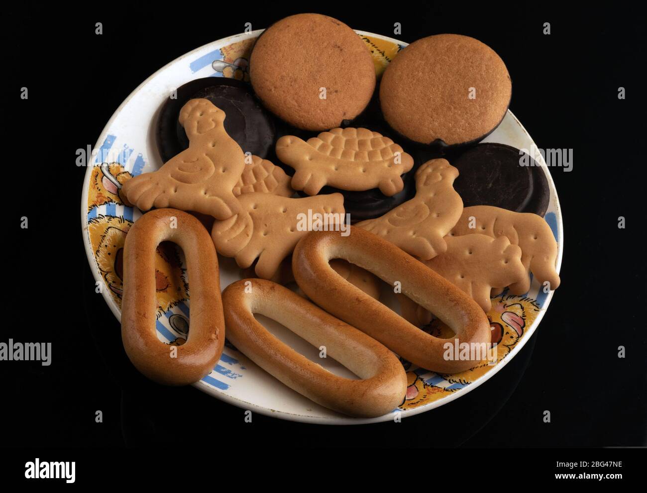 Ein Teller mit Plätzchen für die Kinder. Stockfoto