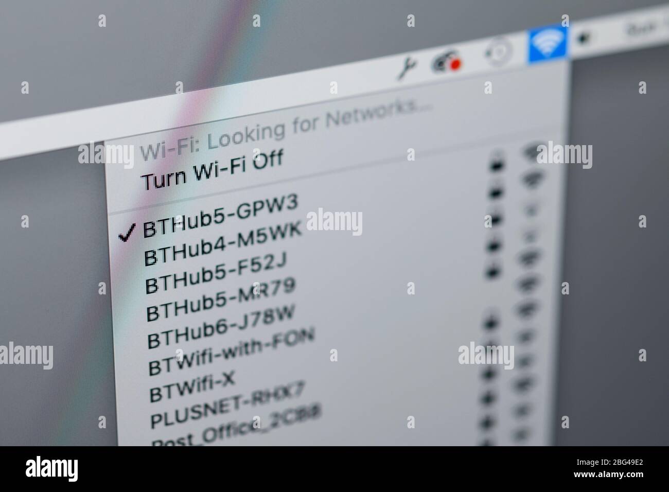 Nahaufnahme des Dropdown-Menüs für lokale WiFi-Netzwerke auf einem Computerbildschirm Stockfoto