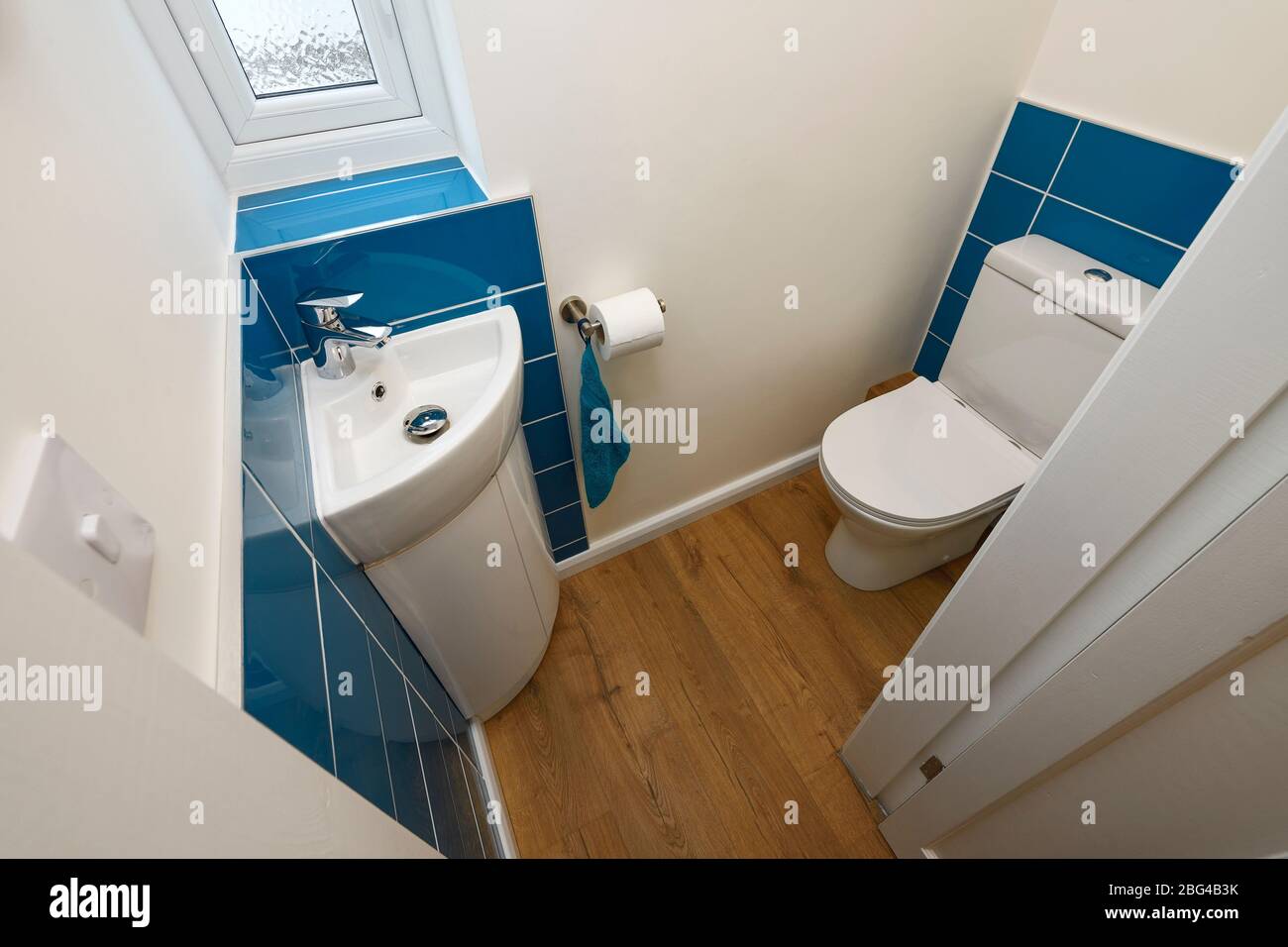 Toilette unter der treppe -Fotos und -Bildmaterial in hoher Auflösung –  Alamy