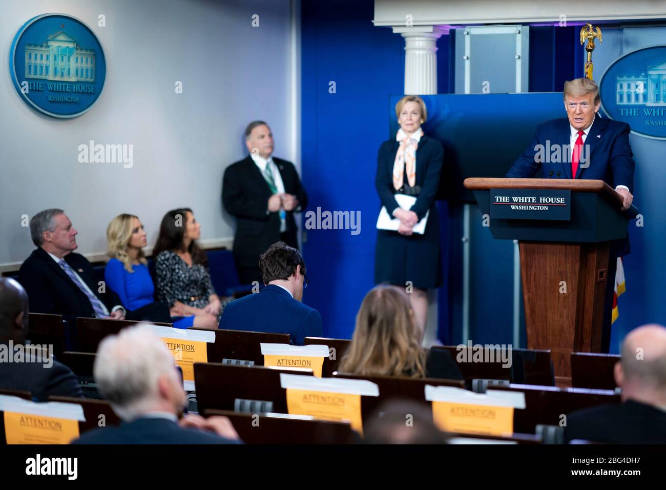 US-Präsident Donald Trump, zusammen mit der Koordinatorin der Arbeitsgruppe für Coronavirus des Weißen Hauses Deborah Birx, hält während einer Coronavirus-Update-Briefing im Briefing Room des Weißen Hauses am 18. April 2020 in Washington, DC, Anmerkungen. Stockfoto