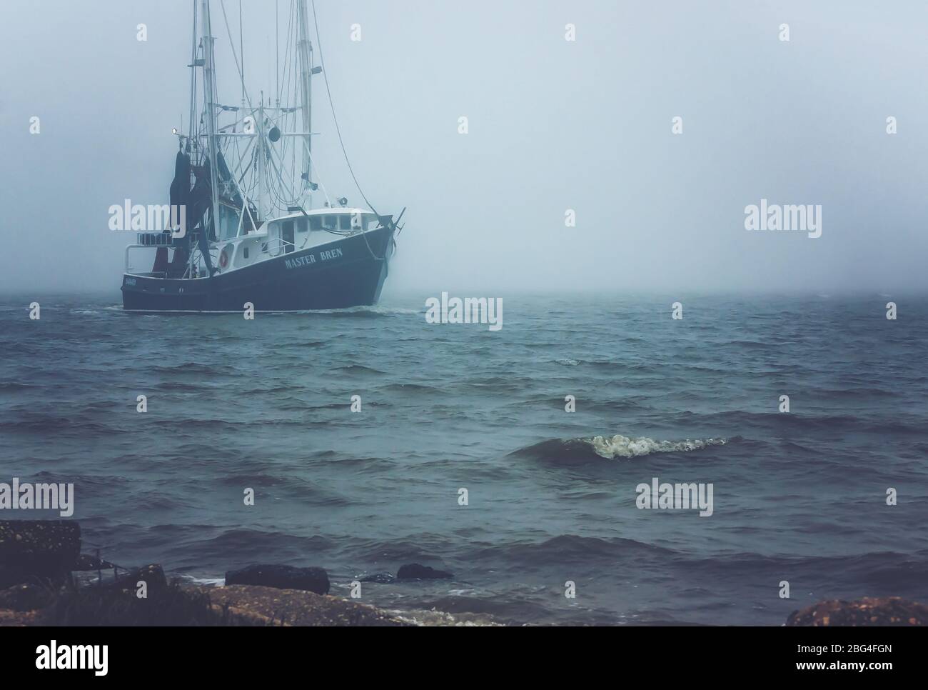 Ein Garnelenboot fährt an einem nebligen Tag nach Hause, 8. Februar 2017, in Bayou La Batre, Alabama. Stockfoto