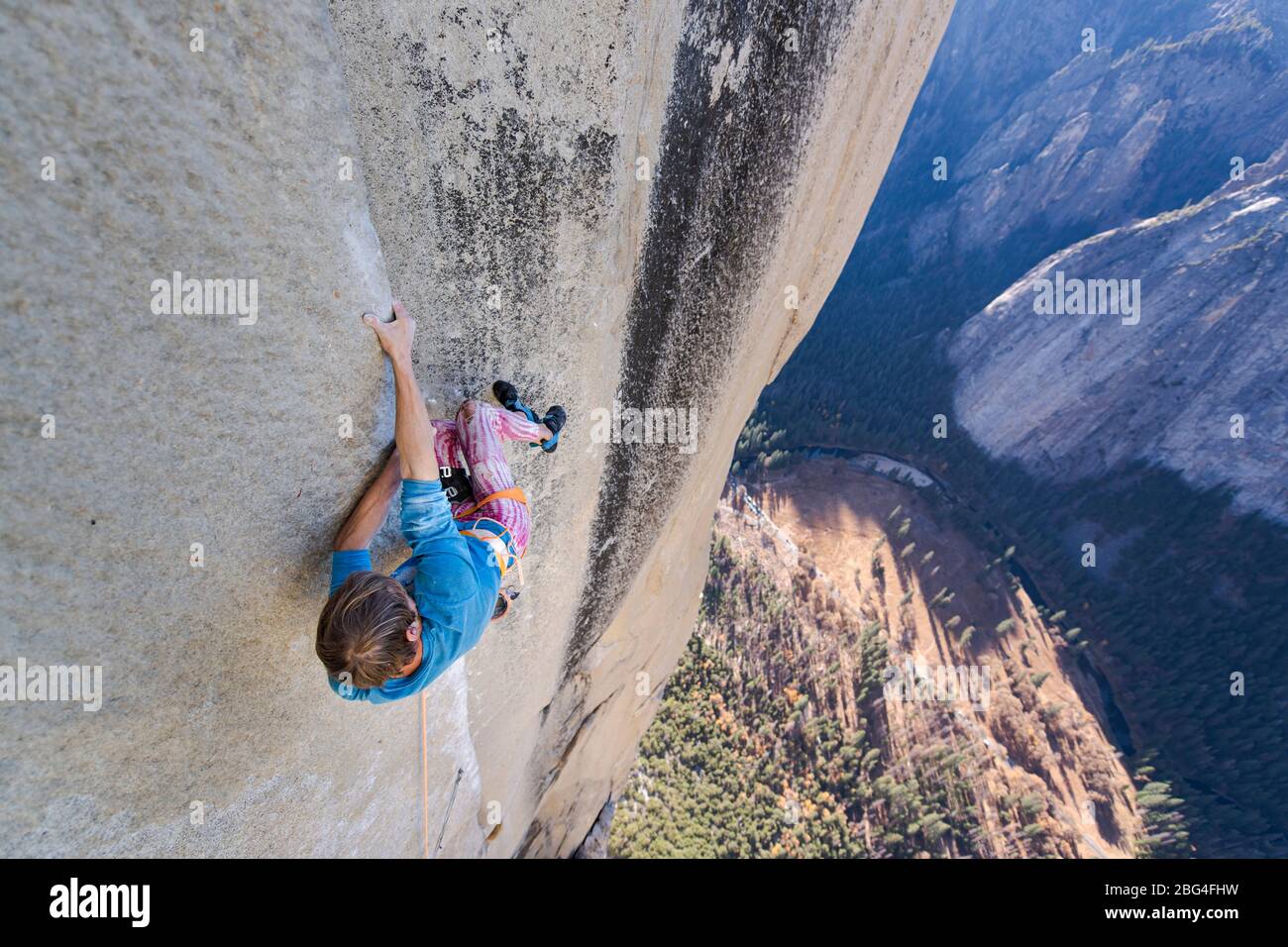 Klettern Halten Sie sich an der Seitenstraße in verrückter Position, um die Nase frei zu klettern Stockfoto