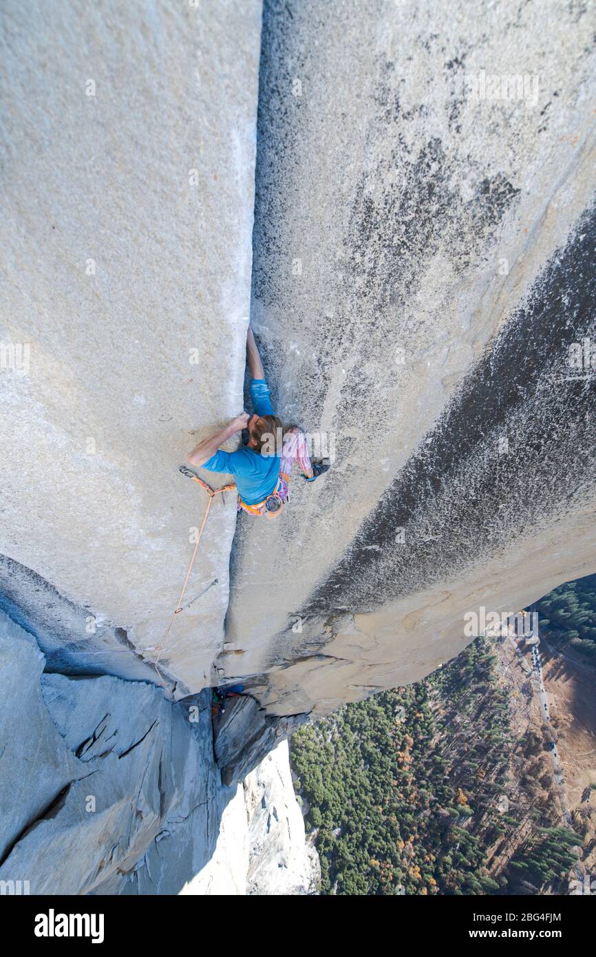 Klettern konzentriert und hoch schauen Klettern stark auf der Nase Yosemite Stockfoto