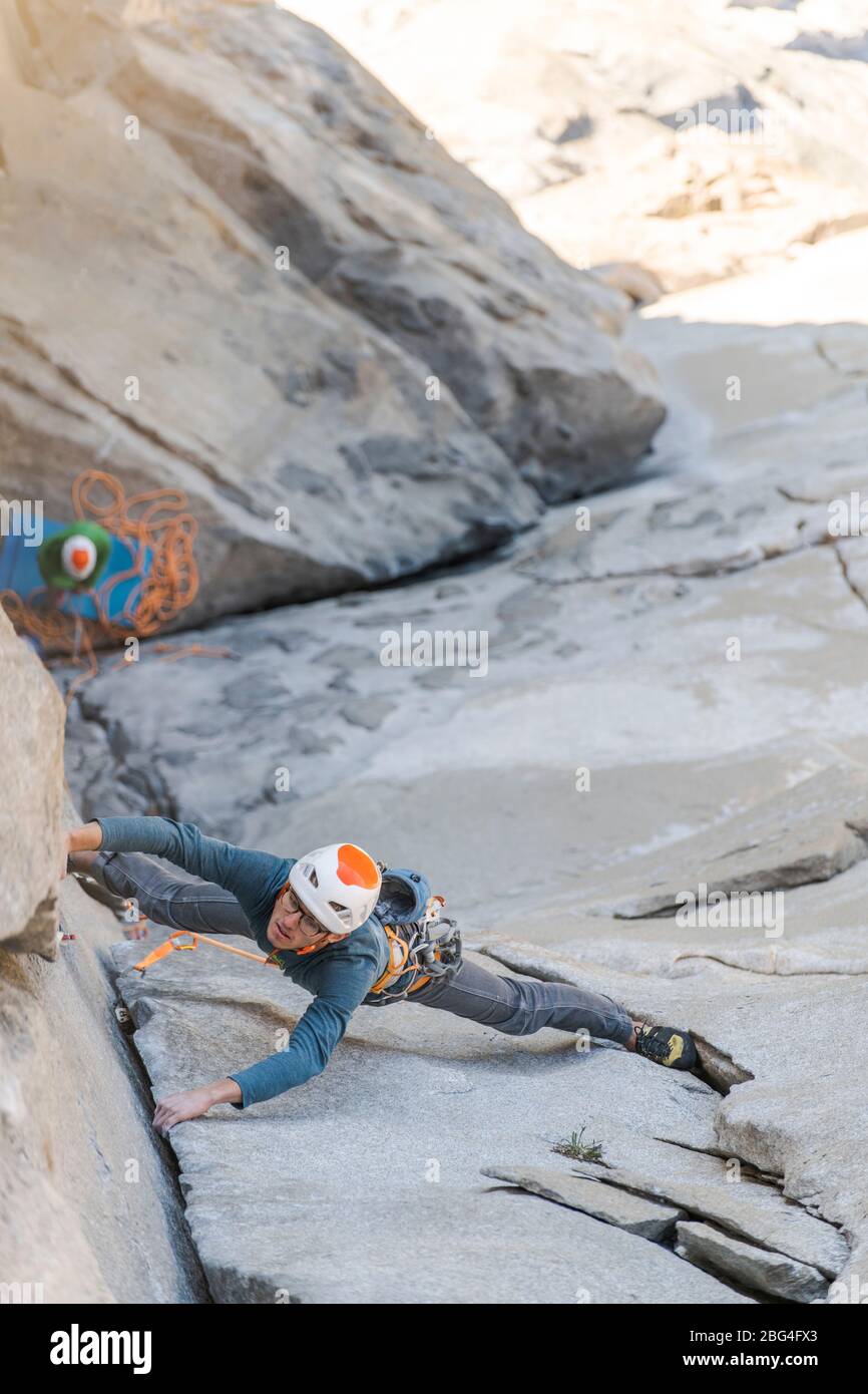Kletterer Riss Klettern an der Nase, El Capitan in Yosemite Stockfoto