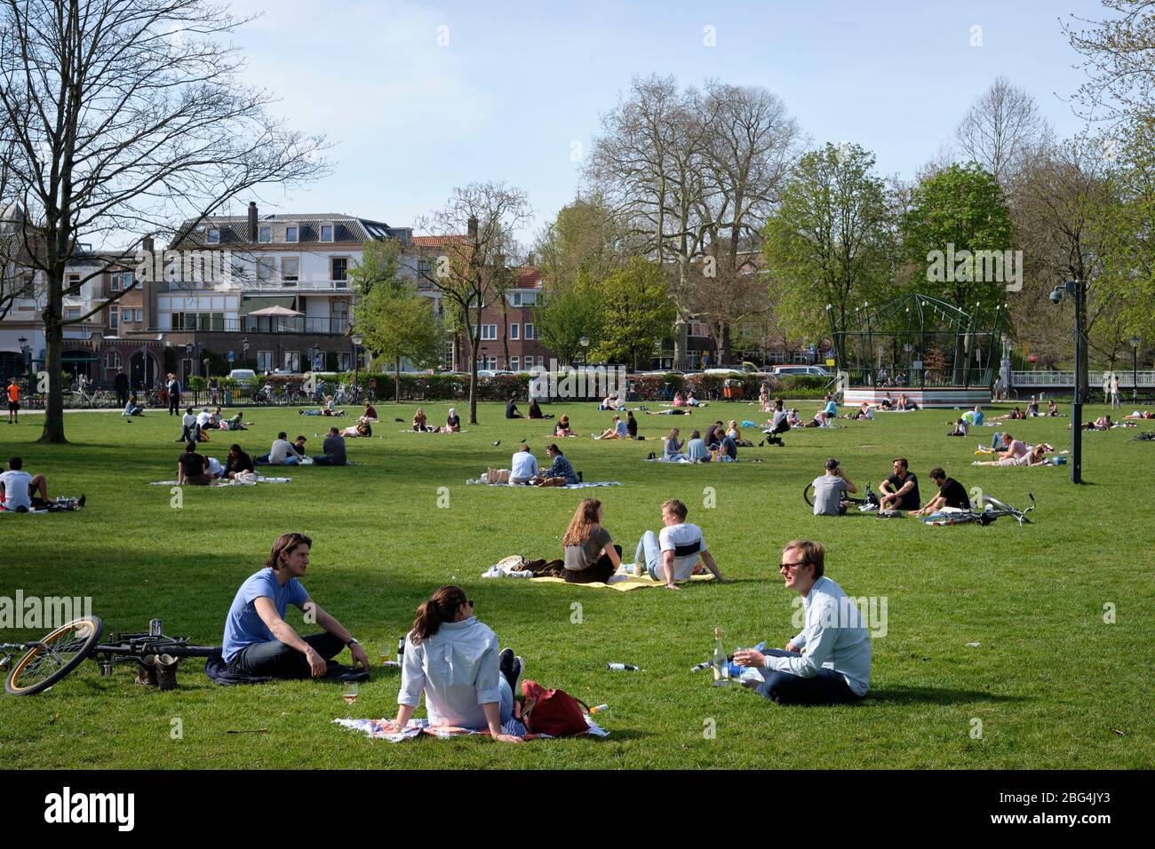 Corona Krise/soziale Distanzierung: Menschen in kleinen Gruppen (max. 3 Personen) in diesem Stadtpark in Utrecht, Niederlande. Stockfoto