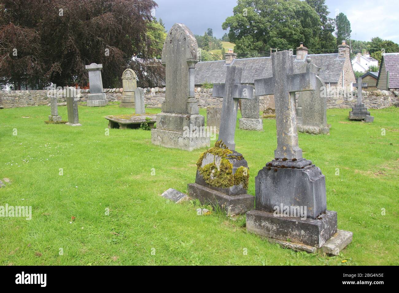 Alter Friedhof der ehemaligen Kirche von Moulin, erbaut 1873, in der Nähe von Pitlochry, Schottland. Die Kirche ist heute ein Kulturzentrum. Großbritannien, Europa. Stockfoto