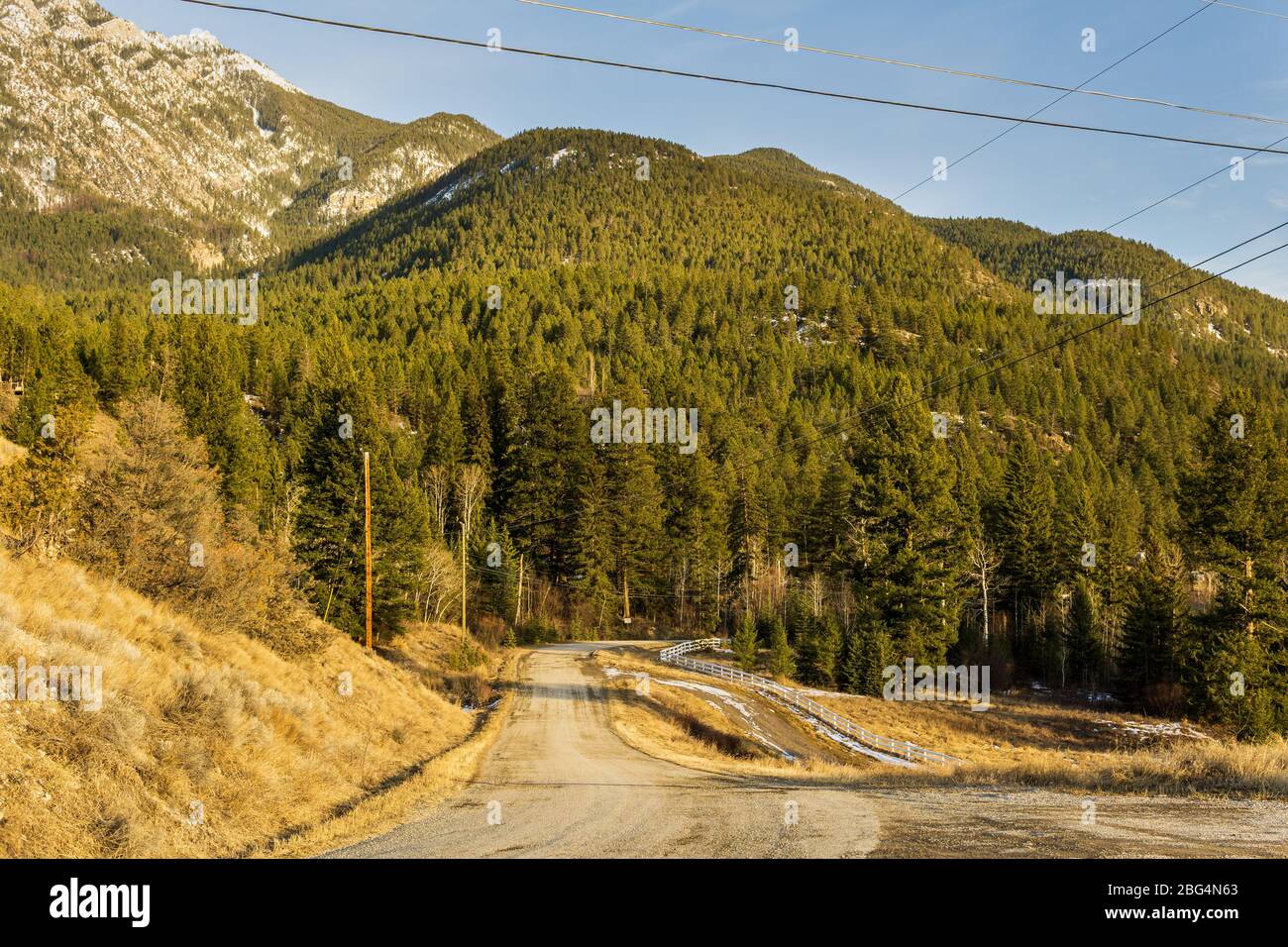 Straße zu felsigen Bergen und blauem Himmel East Kootenay british columbia kanada. Stockfoto