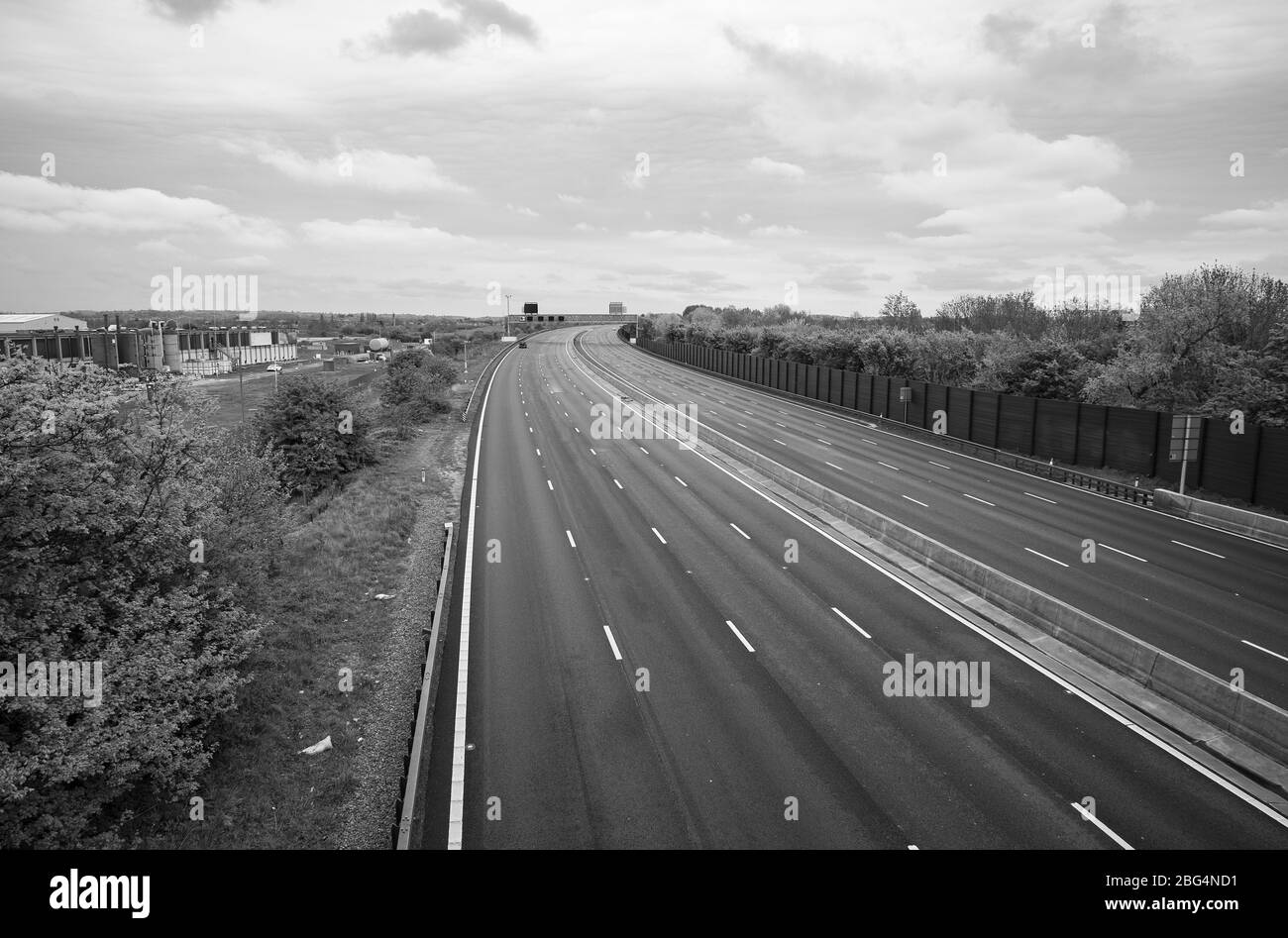Verlassene Autobahn während der Sperrung der britischen Corona-Virus-Pandemie Stockfoto