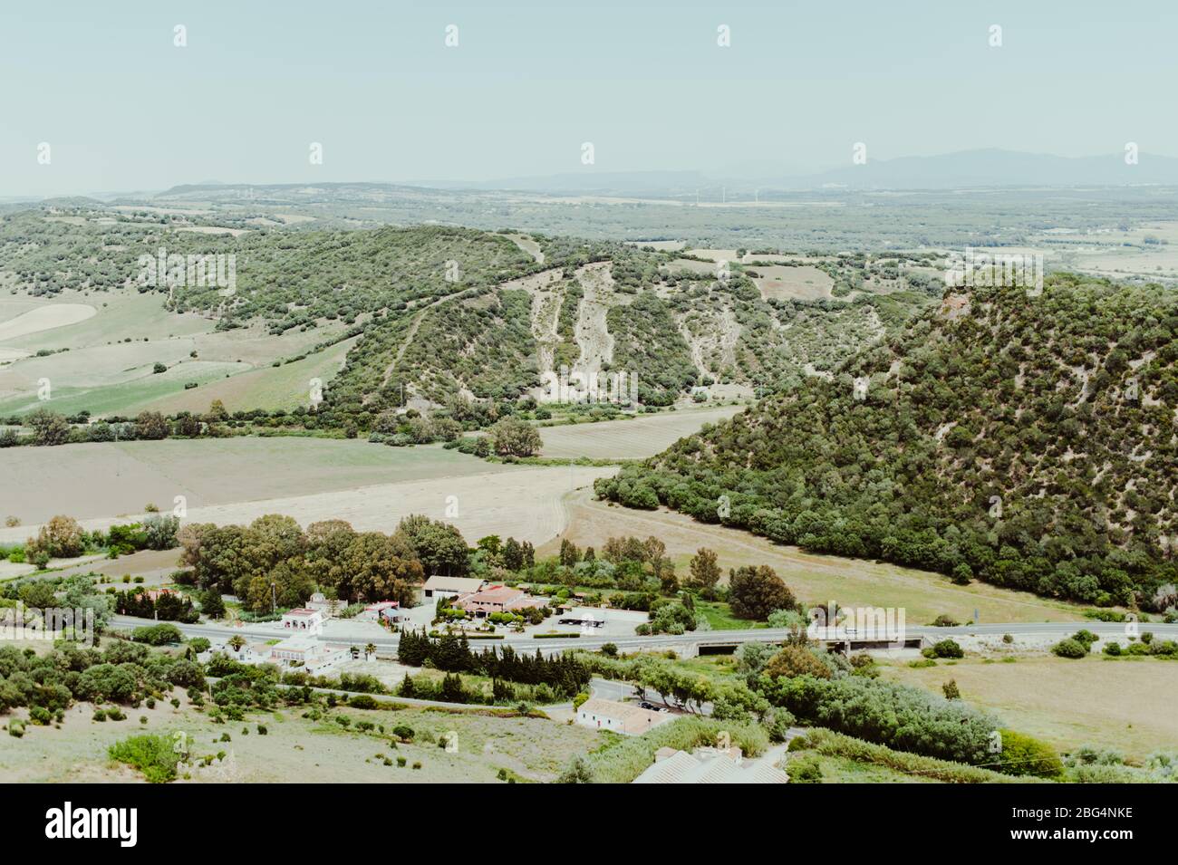 Grüne Hügel in der Landschaft in Südspanien Stockfoto