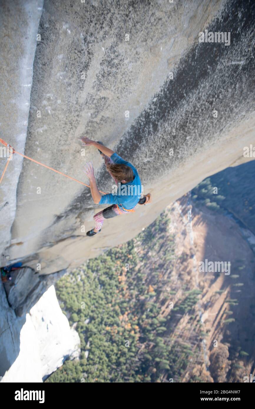 Kletterer fällt beim Bleiklettern auf der Nase, El Capitan Yosemite Stockfoto