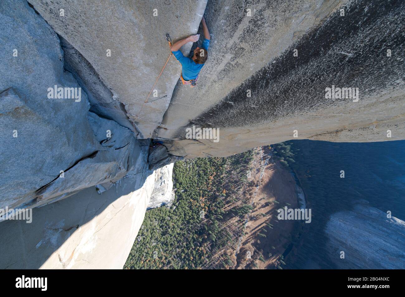 Klettern konzentriert und hoch schauen Klettern stark auf der Nase Yosemite Stockfoto