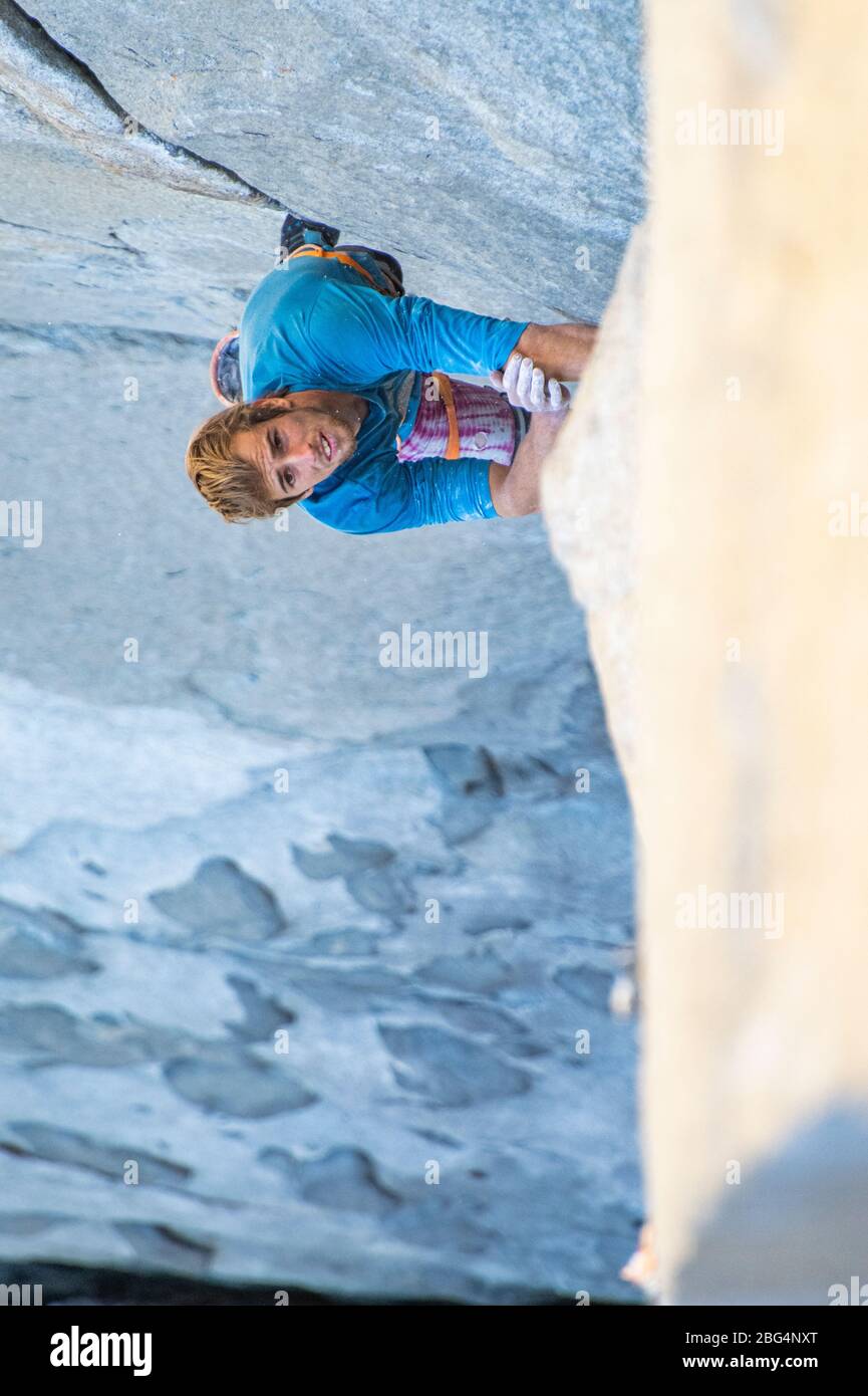 Felskletterer beim Klettern in Yosemite, El Capitan, nach oben schauen Stockfoto