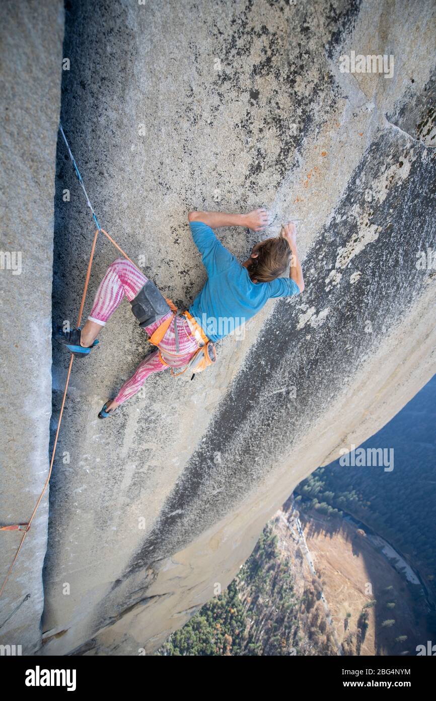 Klettern konzentriert und hoch schauen Klettern stark auf der Nase Yosemite Stockfoto