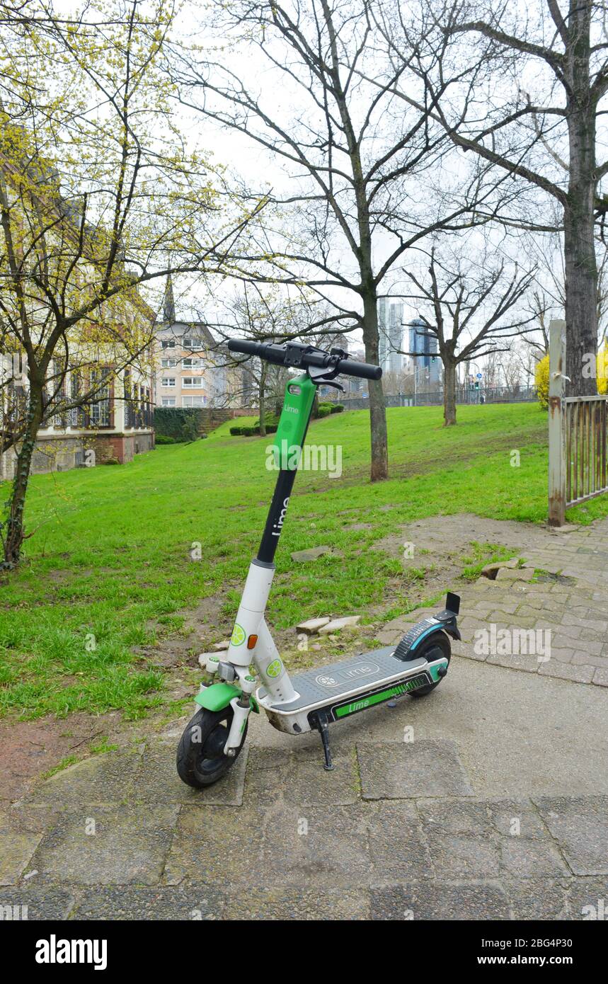 Frankfurt Main, Deutschland 03112013 ein EScooter von Lime steht